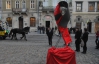 В центре Львова установили 3-метровую скульптуру красной ленточки
