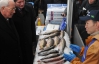 Азарову понравились "гарные яблоки" на рынке во Львове