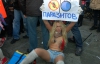 "Гниды наемные" - FEMEN поиздевались над тысячами "бесплатных" людей Яценюка