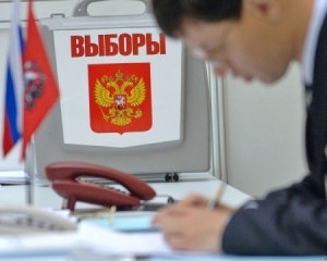 "Єдина Росія = Партія регіонів" - представники КУПРу протестували біля виборчої дільниці