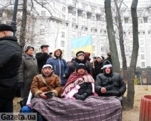 Под Кабмином голодные чернобыльцы 5-й день спят под открытым небом