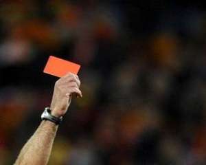 У вирішальному матчі чемпіонату Бразилії суддя показав чотири червоні картки
