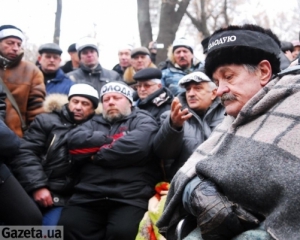 Трьом чорнобильцям під Кабміном стало погано