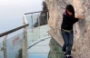 Туристи ходять по невидимому мосту в Китаї на висоті 2 км над рівнем моря