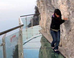 Туристи ходять по невидимому мосту в Китаї на висоті 2 км над рівнем моря