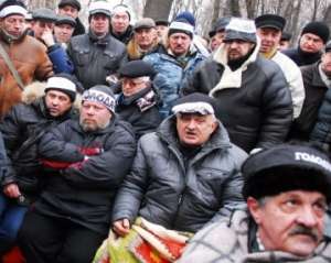 Чорнобильців під Кабміном, окрім міліції, &quot;охороняють&quot; швидка і священик