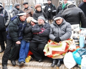 Під Кабміном зростають лави голодних чорнобильців