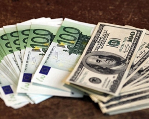 Евро подешевел на 5 копеек, за доллар дают чуть больше 8 гривен - межбанк