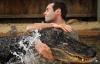 Австралиец приручил 120-килограммового крокодила
