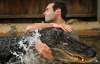 Австралиец приручил 120-килограммового крокодила