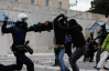 Греки в память о погибшем студенте забросали полицейских "коктейлями Молотова"