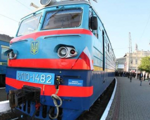 "Укрзалізниця" обіцяє на свята дати додаткові потяги