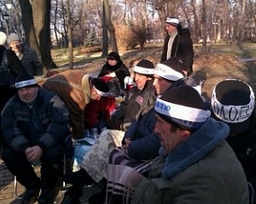 Голодуючих чорнобильців намагаються зламати, тиснувши на їхніх дружин