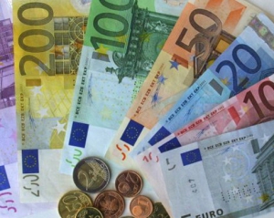 Евро подешевел на 3 копейки, курс доллара существенно не изменился - межбанк