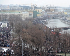 У Москві почалася тиснява - люди лізуть на дерева