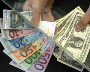 Наличный евро подорожал на 2 копейки, доллар покупают по 7,9 гривны