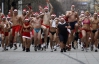 По Будапешту бегали Санта-Клаусы в бюстгальтерах, а в Париже - в подарочных коробках