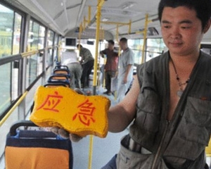 Автобусы в Китае оснастили кирпичами для экстренных случаев
