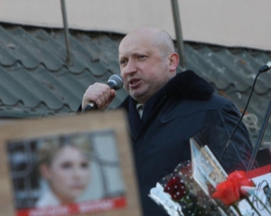 Турчинов: "нашу Юлю" хочуть знищити фізично, її катують та знущаються
