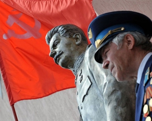 &quot;Как кресты, так надо памятники Сталину в каждом селе ставить&quot; - в Компартии разошлись не на шутку