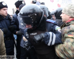 Люди Тимошенко і міліція влаштували під судом штовханину