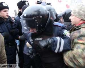 Люди Тимошенко и милиция устроили под судом потасовку