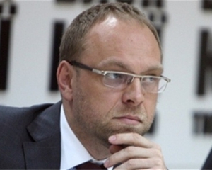 Власенко возмутился из-за &quot;белых и черных&quot; журналистов в суде над Тимошенко