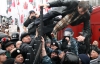 Адвокат Тимошенко під вигуки "Банду геть!" стрибнув на "Беркут"
