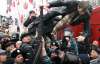 Адвокат Тимошенко под возгласы "Банду геть!" прыгнул на "Беркут"
