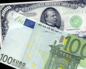 Євро впав на 17 копійок, курс долара майже не змінився - міжбанк