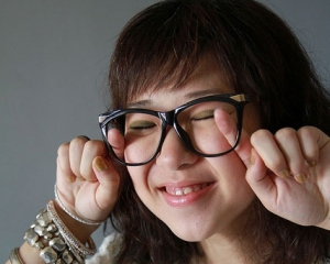 Среди азиатов появилась мода на очки без стекол