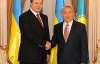 Янукович поздравил Назарбаева в день, когда тот приказал расстреливать своих граждан