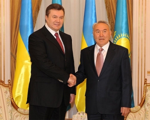 Янукович поздравил Назарбаева в день, когда тот приказал расстреливать своих граждан