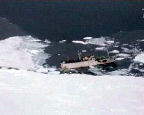Траулер &quot;Спарта&quot;, который терпит бедствие в Антарктике, пришвартовался к крупной льдине