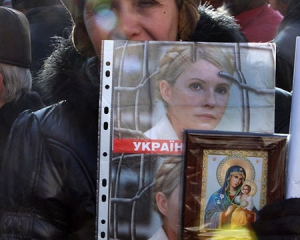 Прихильники Тимошенко принесли Януковичу дрючки: поганим дітям святий Миколай приносить різки