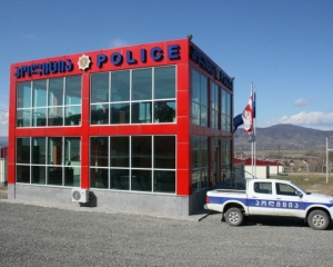 Через скляні стіни за роботою поліцейських в Грузії слідкує громадськість 