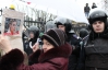 Бабусям Тимошенко сніг не завадив обклеювати серцями паркан під судом