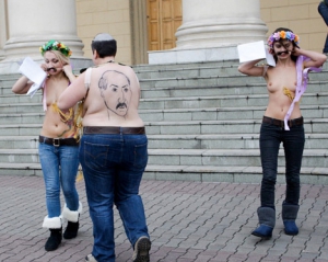 Дівчат з FEMEN всю ніч катували білоруські КДБшники
