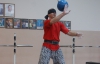 Человек с закрытыми глазами жонглирует 32-килограммовой гирей