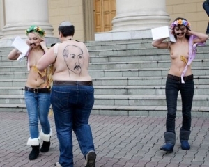 Консул Украины в Беларуси отправился в село за активистками Femen - МИД