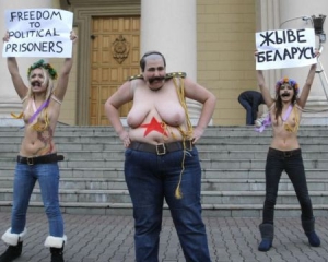 Консул Украины нашел активисток Femen здоровыми