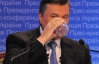 Янукович п'є англійську мінералку