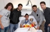 Гравці "Барселони" принесли клубний кубок світу Вільї в лікарню