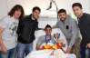 Игроки "Барселоны" принесли клубный кубок мира Вилье в больницу