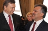 Янукович прилетел в Турцию с намерением теснее подружиться