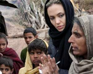 Анджелина Джоли спит в палатках со вшами