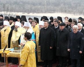 Янукович, Азаров и Литвин помолились за украинский народ