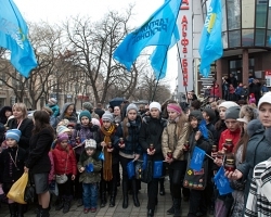 &quot;Славься, Партия регионов!&quot;: В Крыму детей заставили стоять на 4-часовом митинге