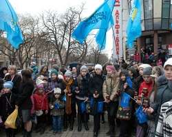 &quot;Славься, Партия регионов!&quot;: у Криму дітей змусили стояти на 4-годинному мітингу