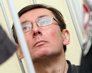 Луценко сидит за решеткой уже целый год